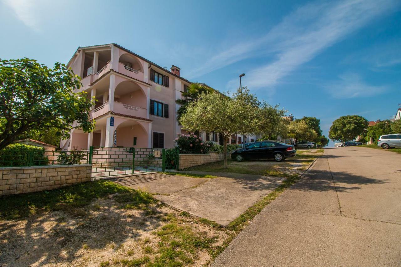 Apartments Mila 로비니 외부 사진